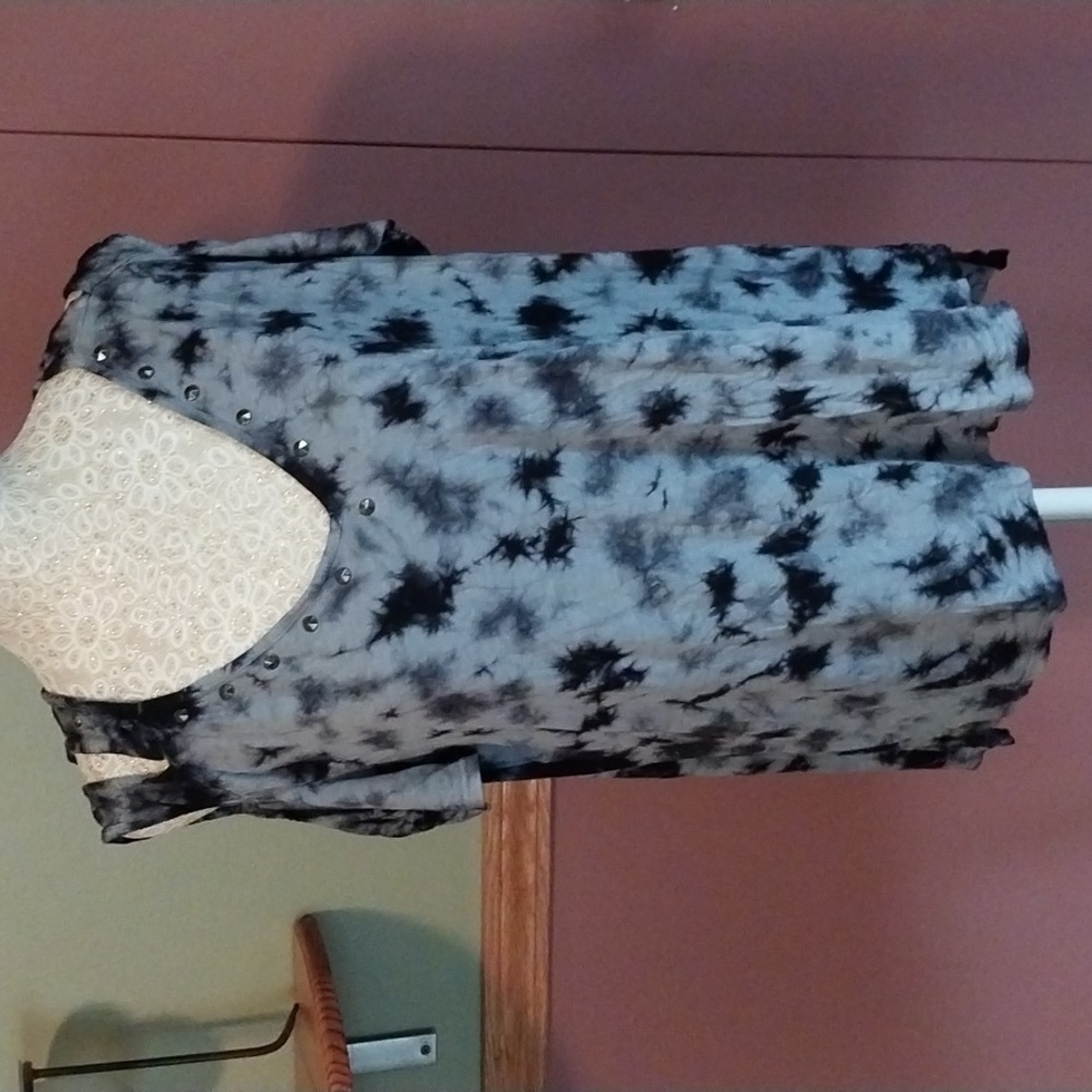 Rock & Republic tie dye cold shoulder top. Size large